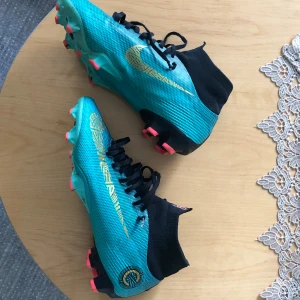Nike blå fotbollsskor - Säljer ett par snygga Nike fotbollsskor med märket CR7