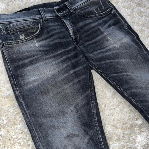 Feta dondup george - Tja säljer nu mina sjukt snygga dondup George i färgen svart / grå! Dessa har sjukt feta slitningar från fabrik och en clean färg. Storlek: W30 Skriv vid minsta fundering!