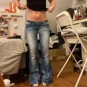 Lågmidjade bootcut jeans - Säljer dessa väldigt lågmidjade jeans som är omsydda till bootcut. Midjemått 36 cm, innerbenslängd 76 cm och grenmått 15 cm. Kontakta mig privat vid frågor eller liknande💕