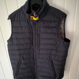Mörkblå väst Parajumpers - Snygg mörkblå väst från Parajumpers. Västen är i storlek M och är i nyskick då den knappt är använd. Pris går att diskutera vid snabb affär, bevis på köp finns.