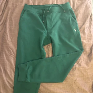 Gröna mjukisbyxor från Polo Ralph Lauren - Gröna mjukisbyxor från ralph lauren. Byxorna har gröna snören och en vit logga. ordinarie pris 1995