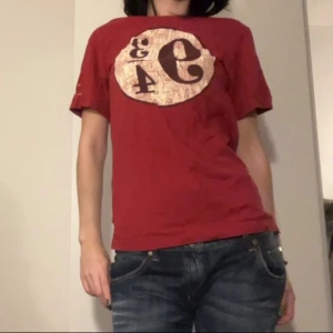 Röd t-shirt med  tryck från  Harry potter  - Använder inte längre💔