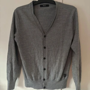 Replay kofta - Grå populär stilren Replay kofta i storlek M. Nypris på över 1000 kr. Grym passform och i nyskick! Tveka inte vid minsta fråga🤩