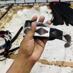 Svart Vitt Läder Bälte - Helt nya skärp för endast 349 kr, de är 1 one size. Handgjorda med mjukt högkvalitets läder med brodering i svart vitt färg. Gör så att din outfit sticker ut mer med Nordfors bälten!