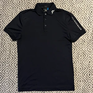 J.Lindeberg Piké - J.Lindeberg Piké! | Skick 9/10 mycket bra | Nypris 900kr | Mitt pris 299kr | Kom pm vid frågor eller funderingar! | Postas eller hemleverans i Gävle området!