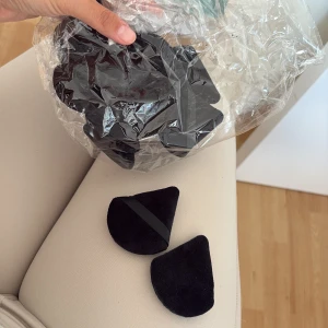 Svarta powderpuffs - Powderpuffs i smamet, supermjuka och gör sitt jobb, råkade köpa i storpack. Säljer 12 st i samma paket! Helt oanvända!