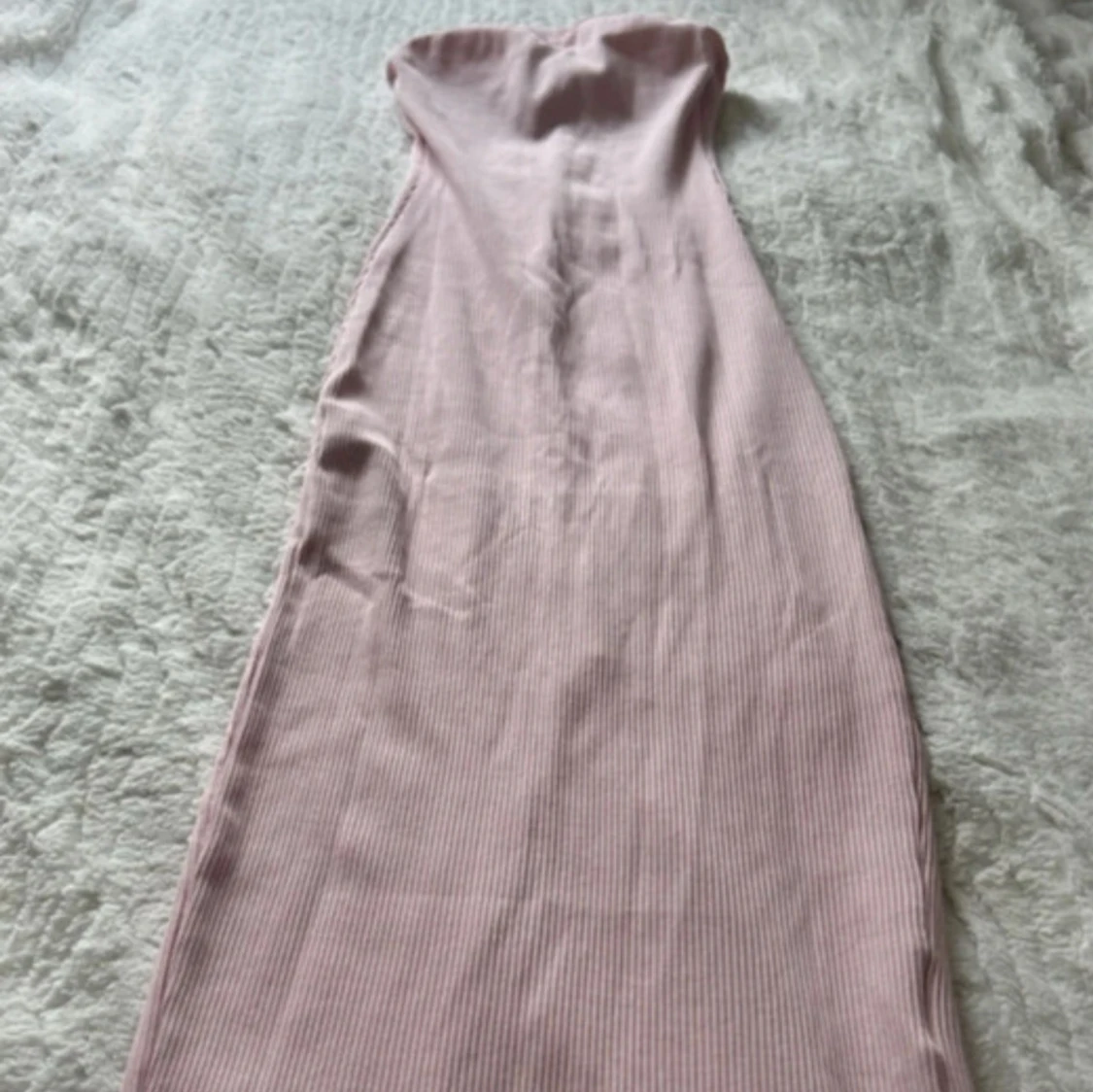 Ljusrosa axelbandslös långklänning