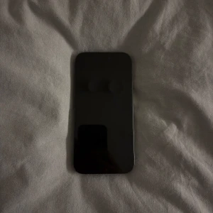 iPhone 14 Pro 128gb  - Snygg iPhone 14 Pro i svart, 82% batteri hälsa men telefonen är fullt fungerande! Lite små repor på sidorna av telefonen som man ser på bilder men annars är den fräsch och fin! Kommer med original låda och sladd. 