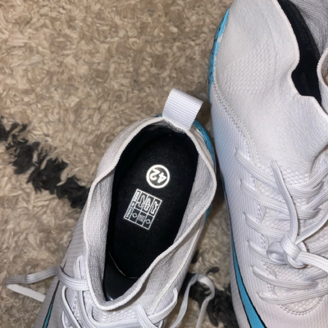 Vita och blå fotbollsskor strl 42 - 2