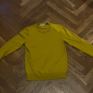 Gul stickad tröja från Burberry XS 100% Kashmir - storlek XS. Varm gul ton med en elegant Burberry-rand längs ryggen. Tunn och mjuk premiumkvalitet. I nyskick, endast använd vid enstaka tillfälle.  Nypris: 9 900 kr Pris: 3000kr