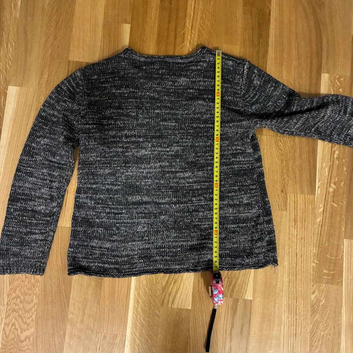 Grå stickad tröja med text från C&A - 1