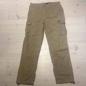 Beiga cargobyxor från Dickies - Knappt använda/ som nya.      W32 passar lite mindre L32. Sköna och många bra fickor perfekt för en chill  streetwear stil.