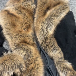 Lyxig brun och svart pälsad Jacka  - Säljer en riktigt fluffig och lyxig Jacka från Olive Stripe med brun och svart päls. Skriv ifall ni har frågor och går ner i priset vid snabb äffär.