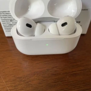 AirPods Pro - Snygga och populära AirPods Pro med aktiv brusreducering och trådlös laddningsetui. Hörlurarna ser ut att vara i mycket gott skick utan synligt slitage eller repor. Perfekt för musik, samtal och träning. Levereras med originaletui.