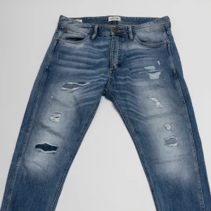 Jack and Jones jeans med slitningar  - Jeans med slitningar från Jack and Jones. Mycket bra skick, snygg tvättning, coola slitningar.