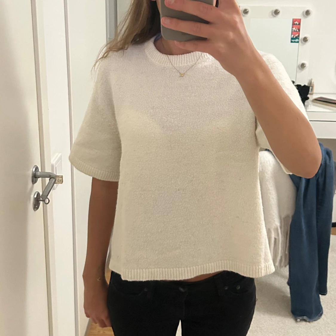 Vit stickad tröja med kort ärm