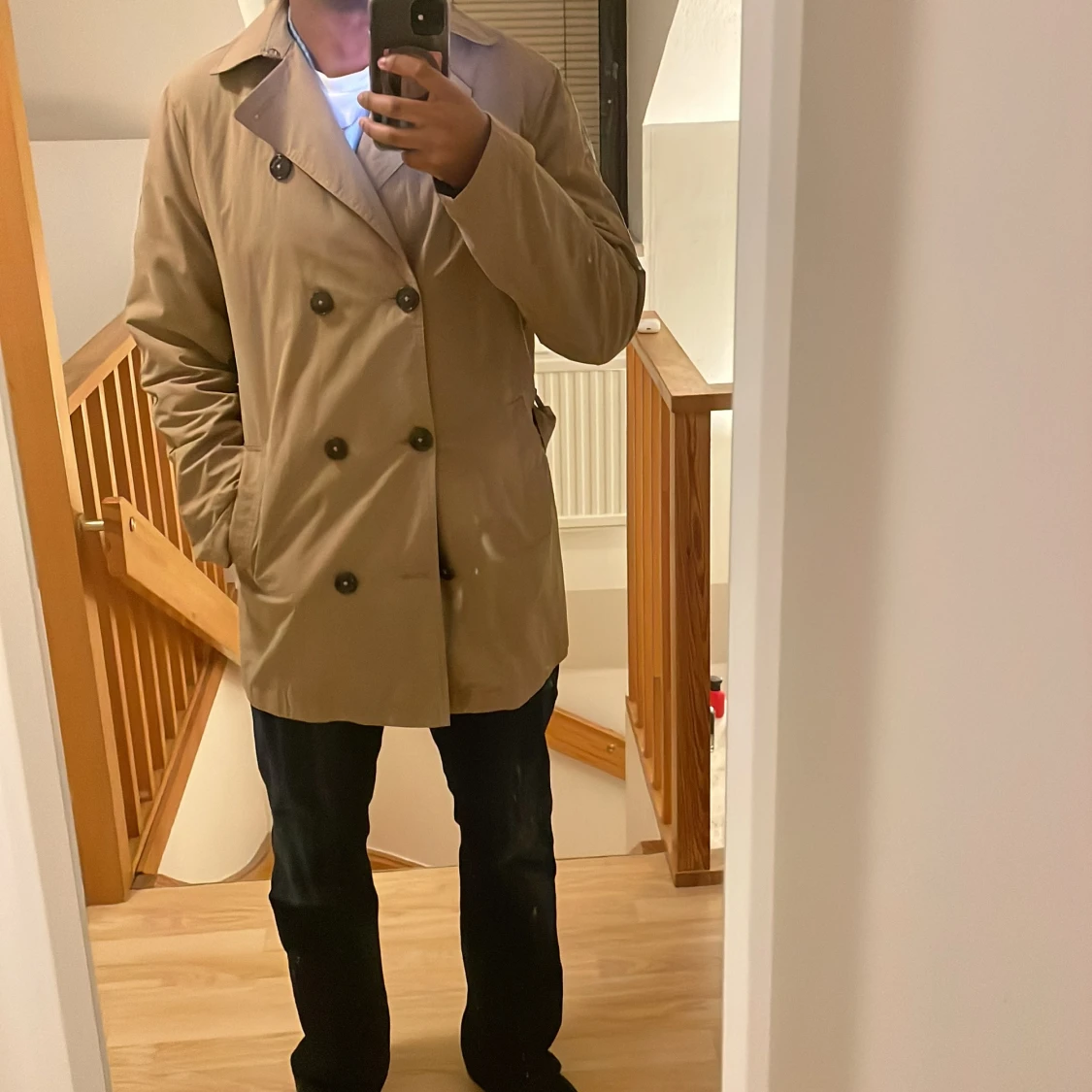 Beige trenchcoat med bälte och knappar - 4