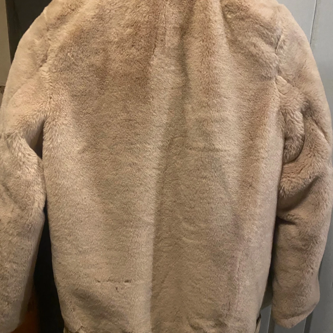 Beige pälsjacka med bälte och dragkedja - 3