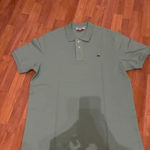 Lacoste piké  - Detta var en present till pappa. Den var för liten och eftersom det var en present var prislappen av. Men den är helt ny och helt oanvänd. Den är i färg Mint grön! Några frågor bara skriv!