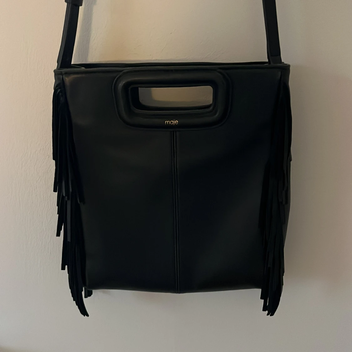 Svart axelväska med fransar från Maje