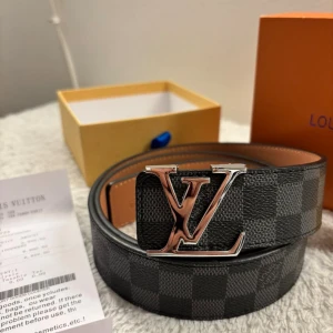 Bälte - Dm för övriga frågor, kommer med box, kvitto.