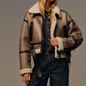 Jacka  - Jätte snygg höst jacka passar till våren också. Använd endast 2 gånger. Som ny! 