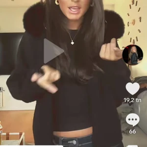 Svart alessa kofta - Strl S, toppen skick. Nypris 1200kr, kommer tyvärr inte till användning, säljer även i vitt