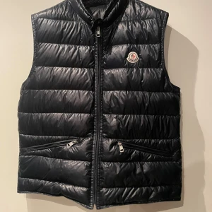 Mörkblå dunväst från Moncler - Min lyxiga Moncler gui väst! Säljer pågrund av att jag växt ut den, såklart äkta köpt på garmsmarket för 4300! Bara och höra av sig vid fundering eller fler bilder så svarar jag direkt! 😊                                  Tar såklart emot byten helst skor, nån fet jacka eller en fet väst, pris går absolut att diskuteras                      