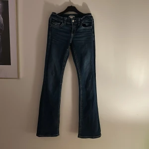 Blå bootcut jeans från Gina Tricot - Snygga blå bootcut jeans med vita sömmar.💘pris kan sänkas💘