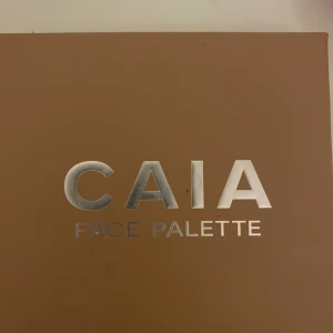 CAIA Classy face palette - Säljer denna fina palette då den tyvärr inte riktigt är min stil, den är väldigt fin men den passar inte riktigt min hudtyp. Köptes för 495 kr i CAIAS hemsida, är öppen för förslag!