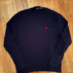 Mörkblå stickad tröja Polo Ralph Lauren - Snygg mörkblå stickad tröja från Polo Ralph Lauren. Pris kan diskuteras