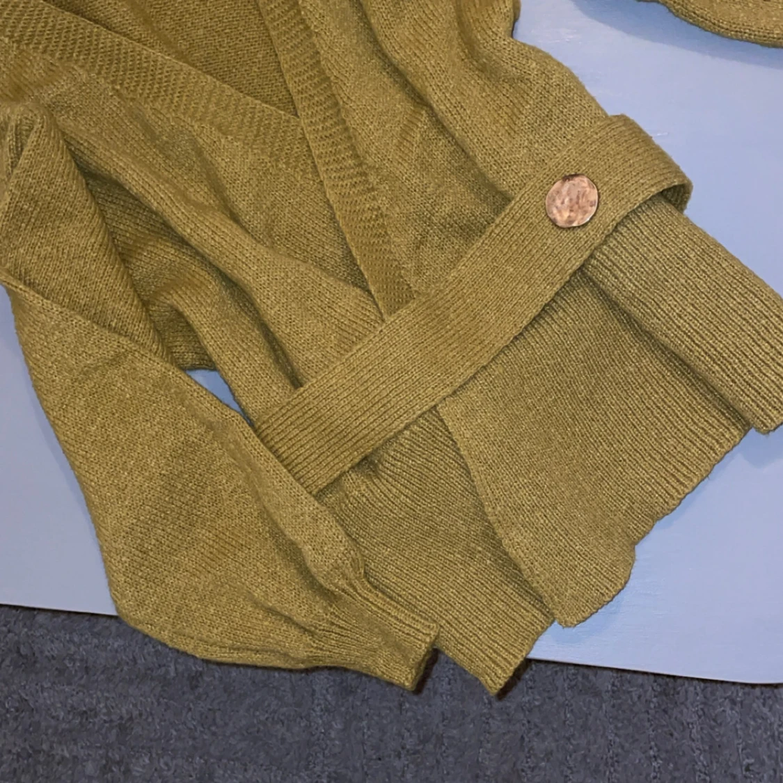 Senapsgul stickad kofta med bälte