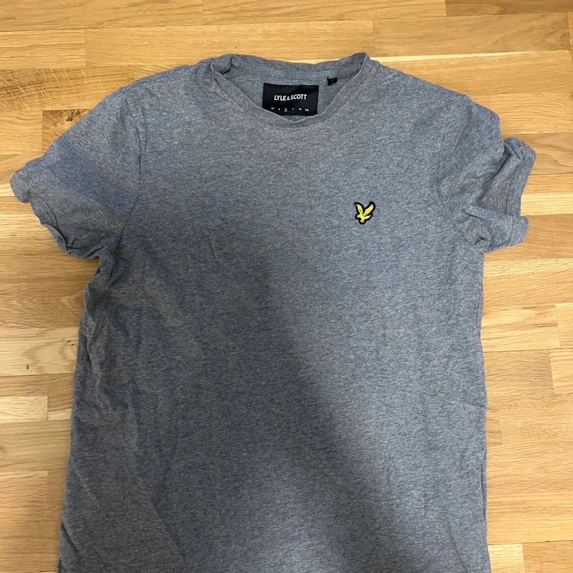 Grå t-shirt från Lyle & Scott, M
