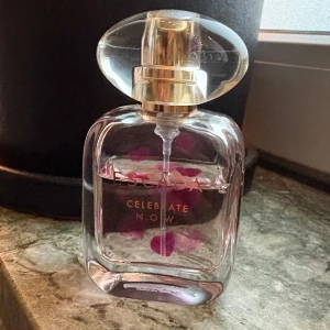 EscadaCelebrate Now Eau de Parfum - Säljs Escada Celebrate Now Eau de Parfum i 30 ml. Den är ca 90 ml kvar.  