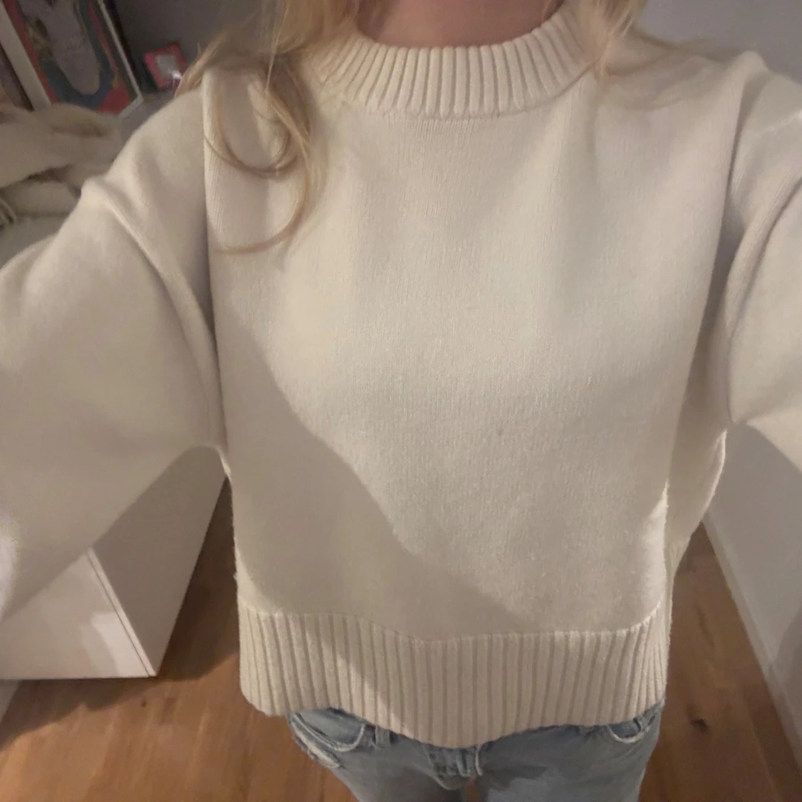 Beige stickad tröja med ribbade detaljer - 1