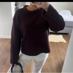 Vinröd stickad tröja - Vinröd stickad tröja från Gina tricot i fint skick utan defekter,passar perfekt till vintern/hösten och gör perfekta outfits!💞