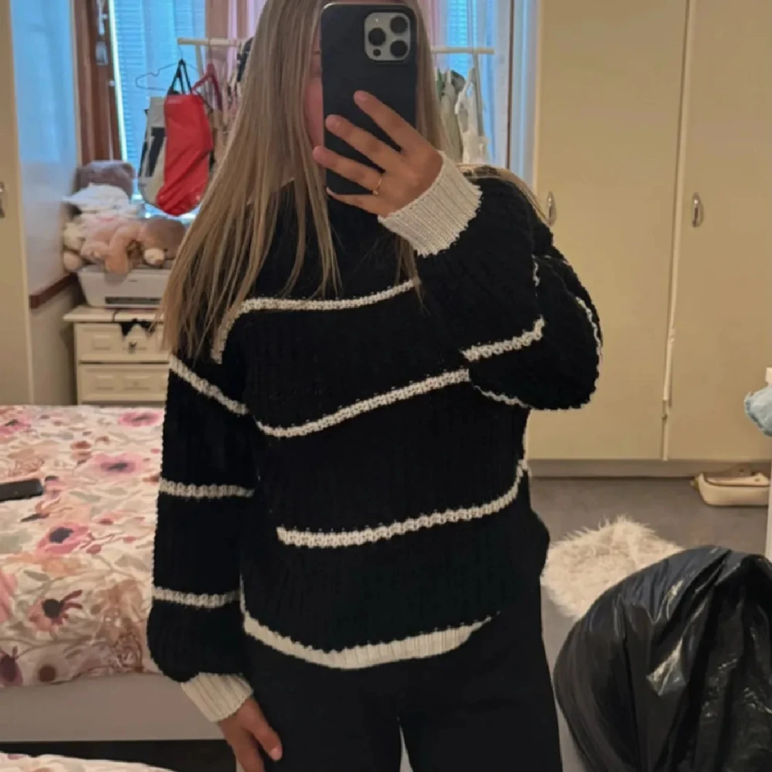 Svart stickad tröja med vita ränder - 1