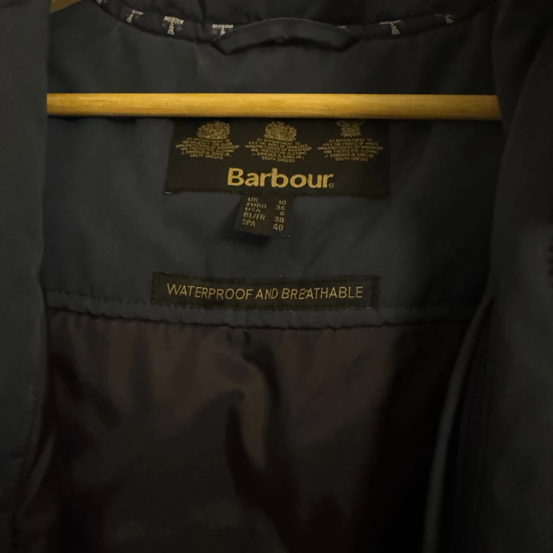 Mörkblå parkas från Barbour med fuskpäls - 4