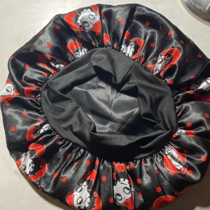 Silkes sovmössa  - Super gullig och användbar silkes sovmössa/ bonnet med Betty Boop tryck och hjärtan❤️🖤 super bra för håret så att det inte blir rufsigt när man har stylat det och håret slits mindre man sover med den 😴 använd fåtal gånger, men tvättas självklart innan jag skickar den😊💘