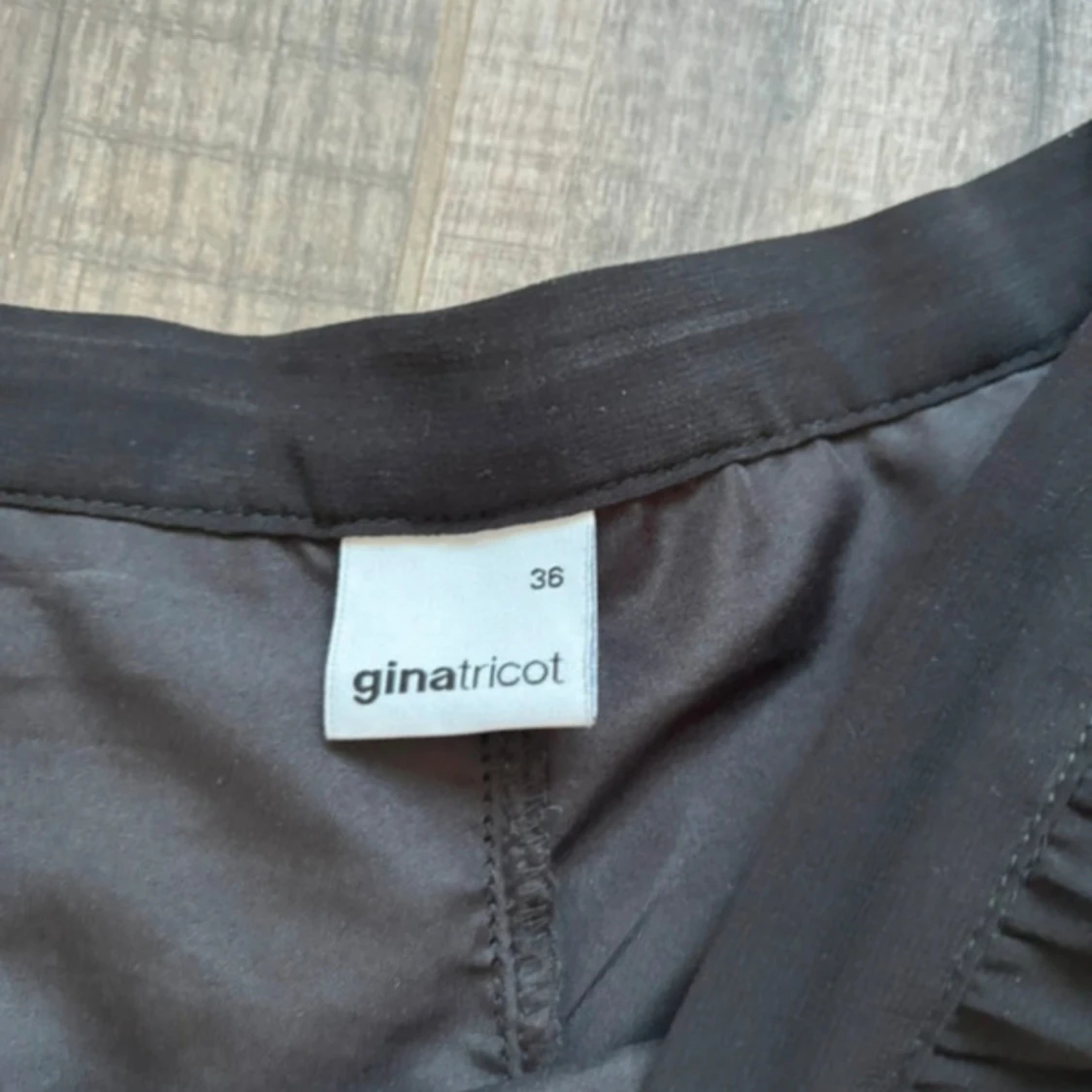Svart plisserad långkjol Gina Tricot - 2