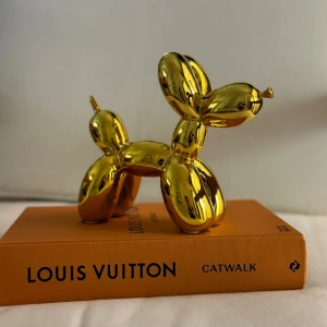 Ballonghund - Stor ballonghundsprydnad i guld, ca 21cm bred 17cm hög. Rejäl och cool 