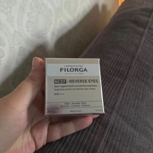 Filorga NCEF Reverse Eyes ögonkräm - Filorga NCEF Reverse Eyes är en lyxig ögonkräm i silverfärgad förpackning. Den jobbar mot rynkor, fasthet och lyster runt ögonen. Perfekt för dig som vill boosta ögonområdet med avancerad hudvård från Frankrike.