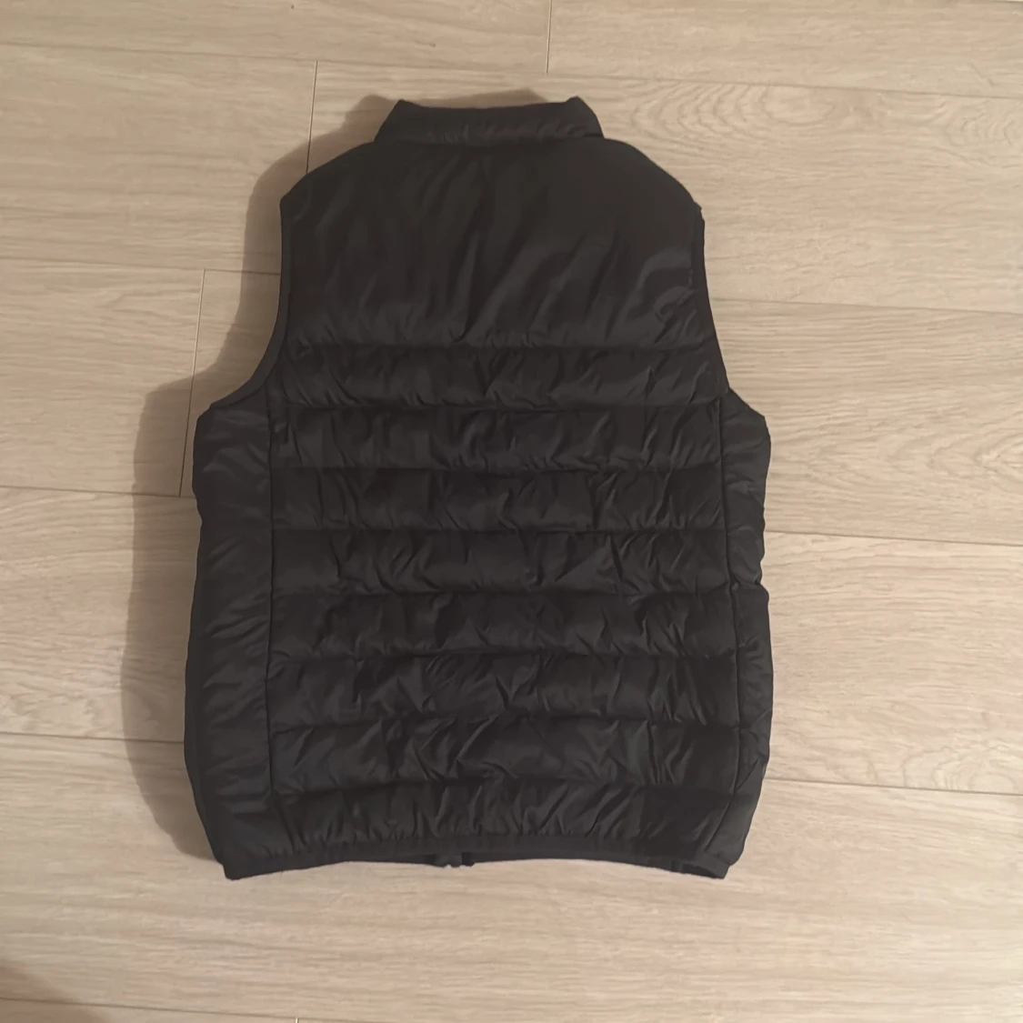 Svart dunväst från Lyle & Scott - 1