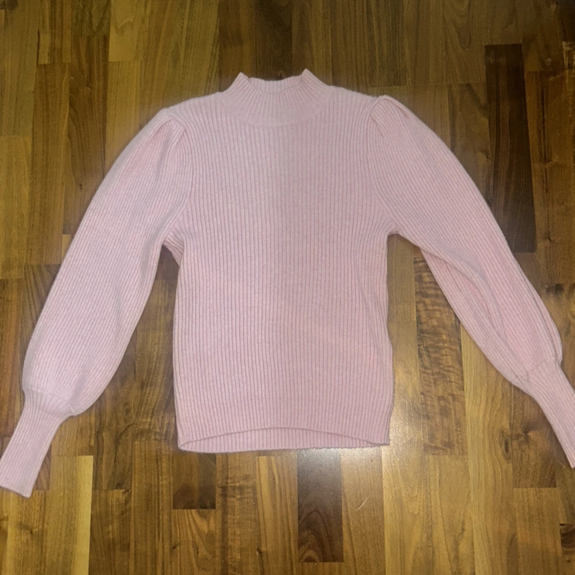 Rosa ribbad stickad tröja från ONLY