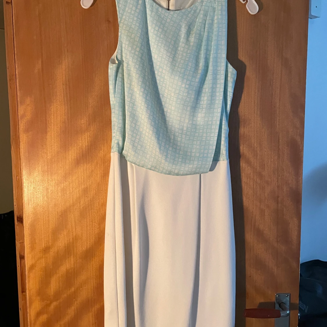 Ljusblå och vit ärmlös klänning