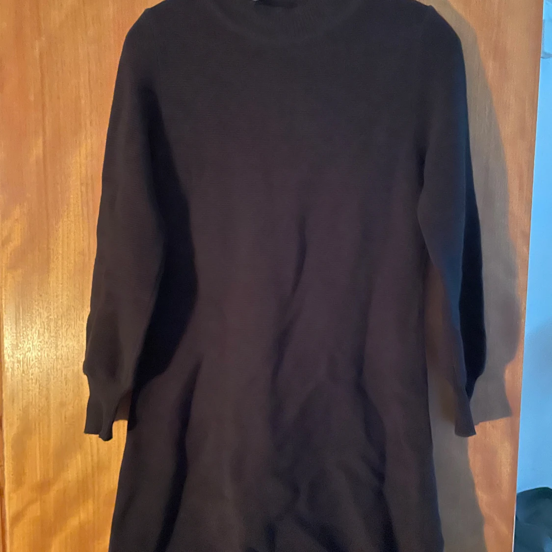 Svart stickad långärmad klänning