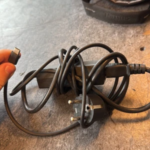 Dator laddare,mobil laddare - HP original USB-C laddare med 45W effekt, passar många HP laptops och andra USB-C enheter. EU-kontakt, kabel i gott skick med mindre yttre slitage. Perfekt för dig som behöver en extra eller ersättningsladdare till din HP laptop.