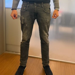 Replay Anbass grå slim jeans 30 - Anbass i svin fint skick, sitter klockrent och är i mint skick. Stl 30 hör av er vid frågor! Mvh WH 
