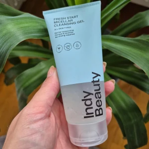 Indy Beauty Micellar Cleansing Gel - Fresh start micellar cleansing gel från Indy Beauty. Gelen är vegansk, parfymfri och passar alla hudtyper. Innehåller bland annat glycerin, pantenol och hyaluronsyra för återfuktning och lugnande effekt. Testad men passar inte mig, minst 80% produkt kvar. 