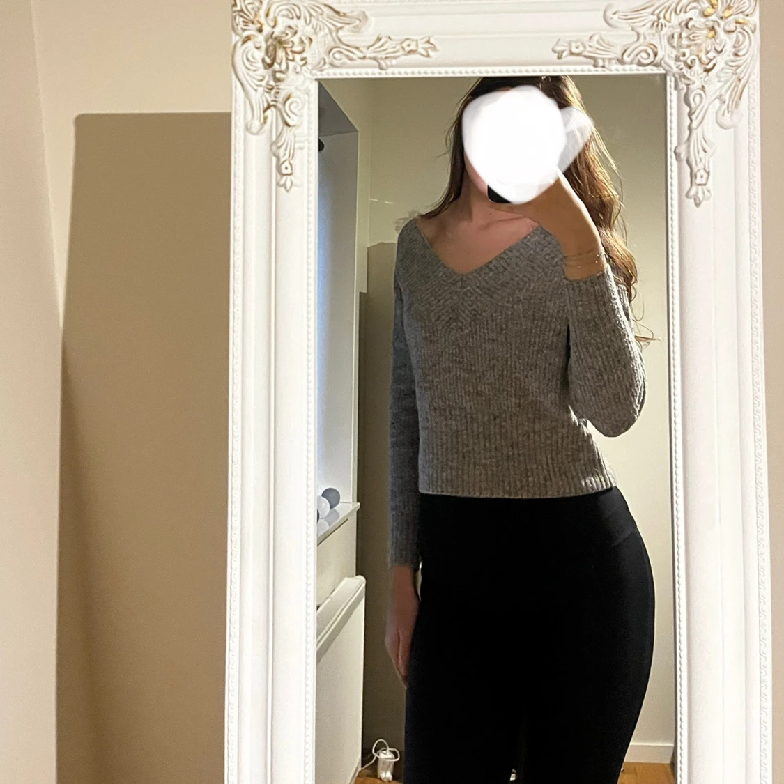 Grå ribbad stickad tröja med v-ringning - 1